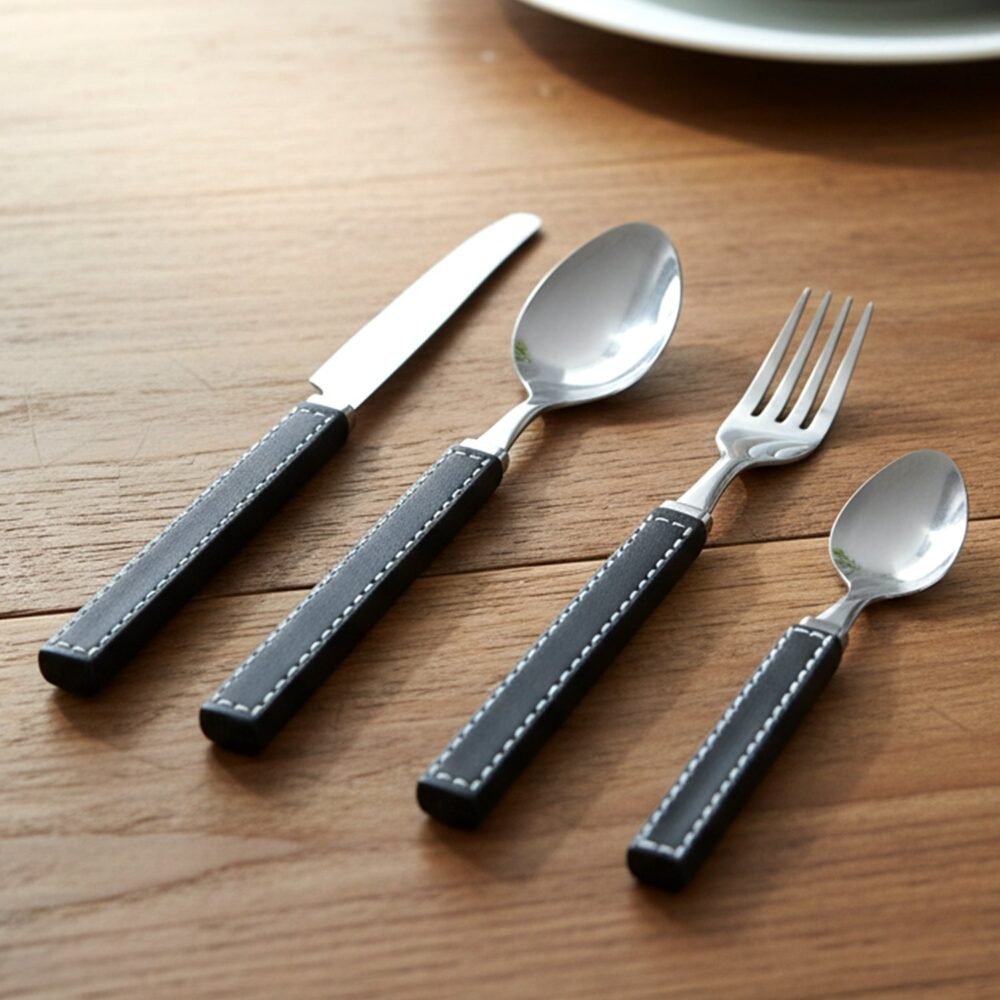 02_6ab29ac2-f5a9-4836-aba3-2b8f0e77cc5b.jpg Stainless Steel Cutlery Set – 24-Piece with Plastic Handles & Tray