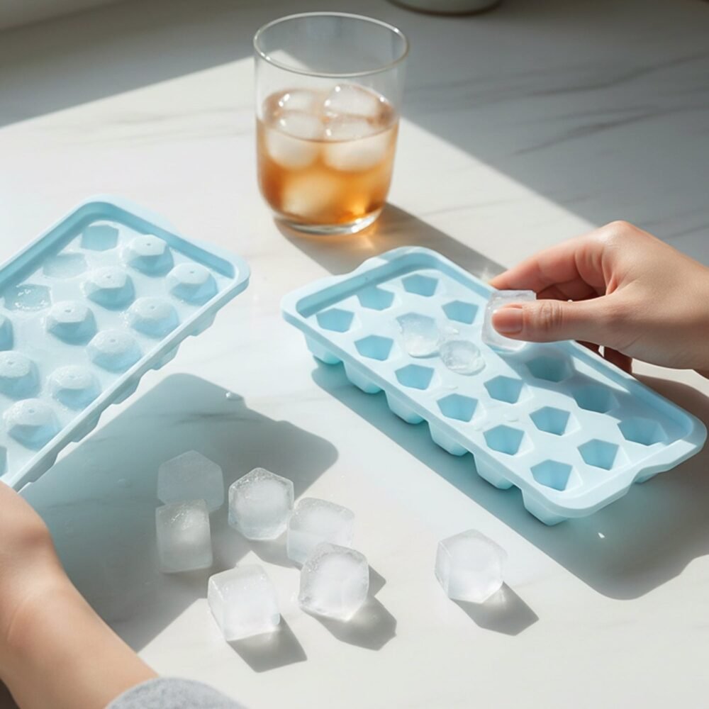 04_e66e3ecf-aeda-4ed3-9dc2-a69945da34f0.jpg Plastic Ice Cube Tray – Multiple Ice Cubes for Quick Freezing