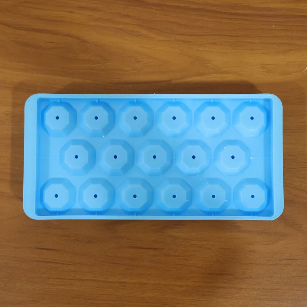 07_c0faafd1-8fe6-4d2c-9119-5edc57de07cd.jpg Multipurpose Ice Cube Tray – Flexible Mold for Drinks & Snacks