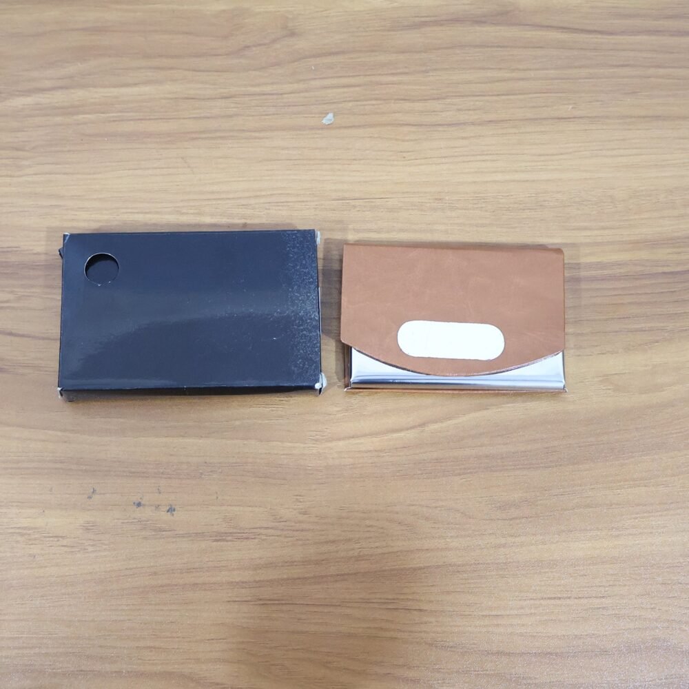 07_f1a9f313-dda4-4cad-9152-955b5a50ce0a.jpg Leather Business Card Holder – Slim Magnetic Closure Case