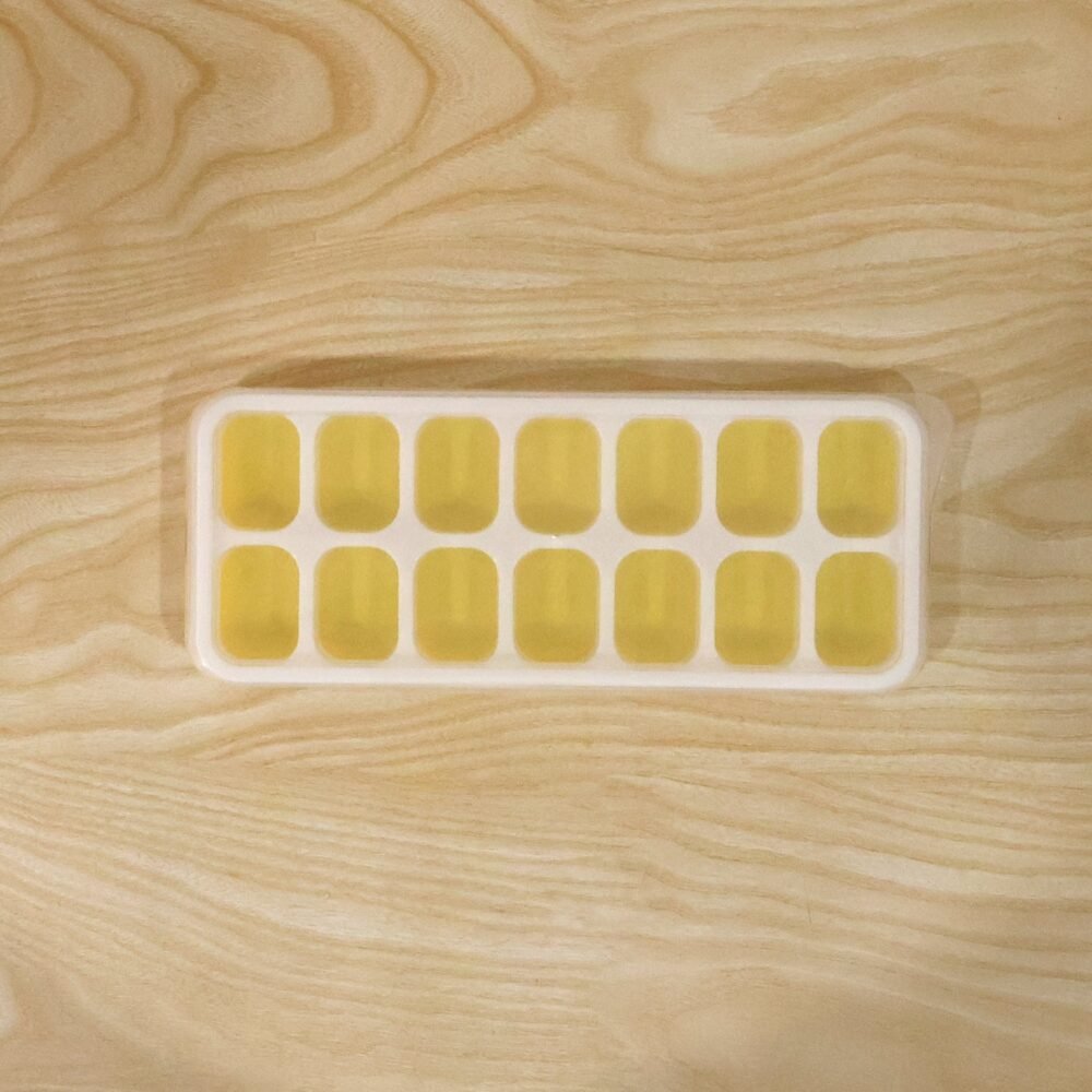 Ice Cube Tray with Spill-Proof Lid – Effortless Ice Making and Space Saving