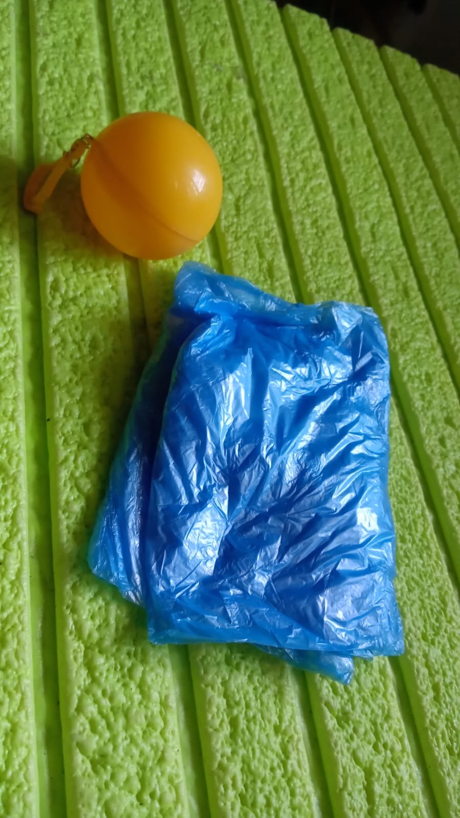 83e04bf8-95ba-4358-9e4b-502dc4b8b8c6_a23b9e78-ff53-471e-a531-1d594fe44632.jpg Kids Disposable Raincoat with Hood – Clear & Portable for Travel