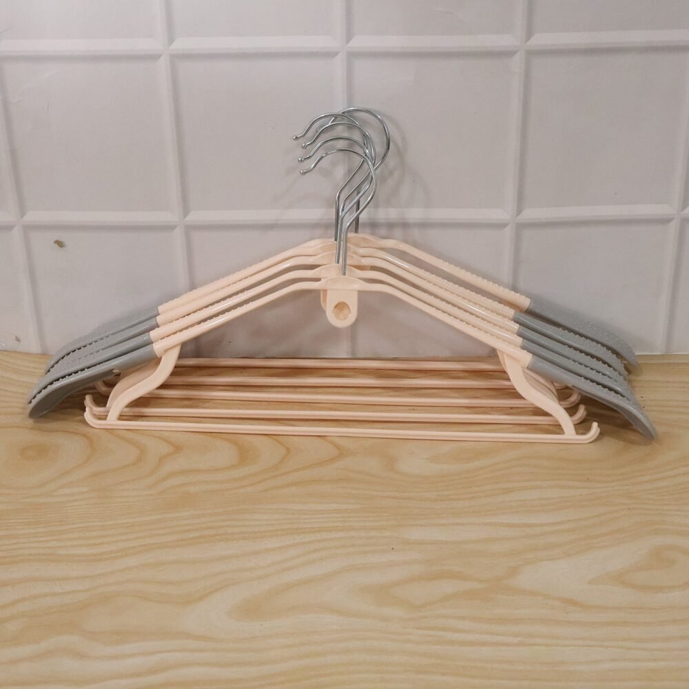 Plastic Clothes Hangers Set – Space-Saving & Non-Slip Design
