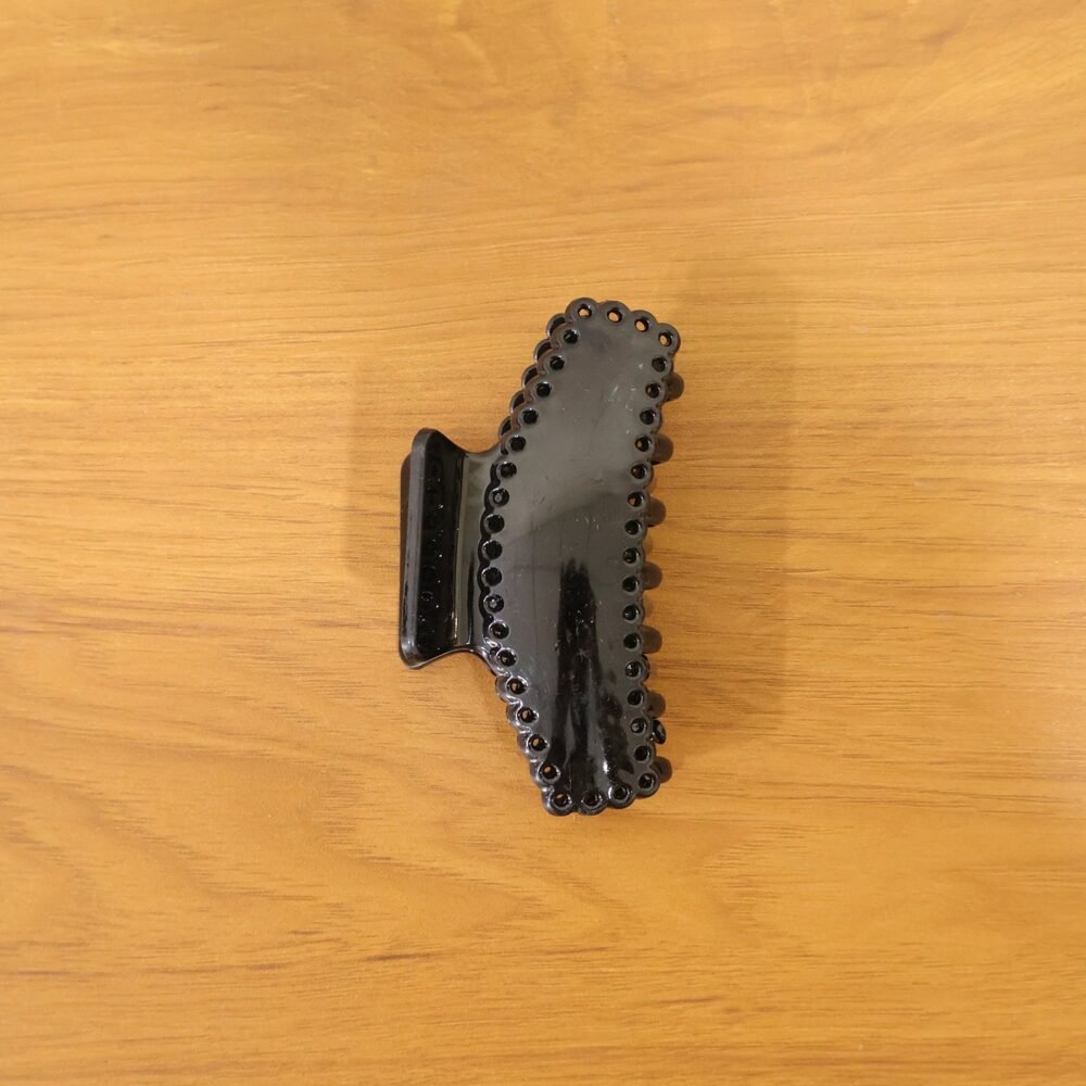 Black Hair Claw Clip – Strong Grip, Non-Slip & Stylish Design