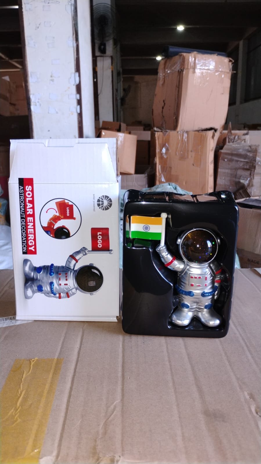 a3f66c33-24d0-4d4a-abc9-51e74030aeff.jpg Solar Power Astronaut Ornament – Indian Flag Car Dashboard Décor