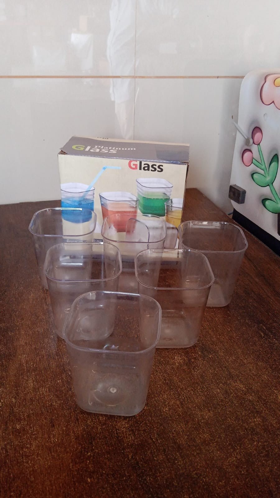 Transparent Diamond Plastic Glass Set – 6 Pieces with Tray