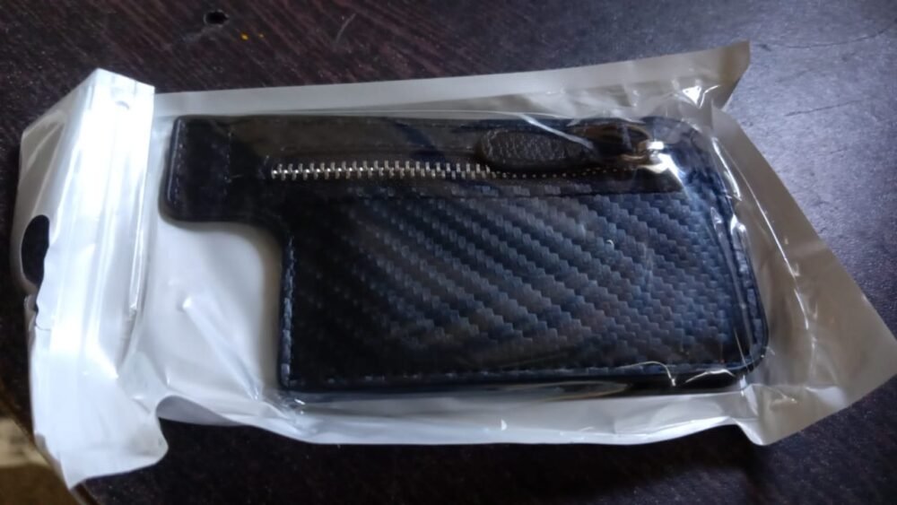 94bcf2f2-bd39-4cc9-be61-e64e995f8c2b_ee5928aa-530b-4300-b162-757a770bceeb.jpg Adhesive Card Phone Holder – Zipper Pocket Wallet | Mobiléon