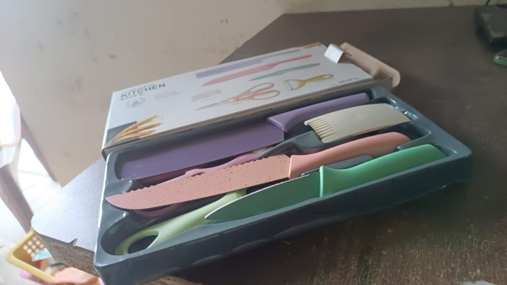 a70c4deb-b443-45b0-956f-0847eee19a12.jpg Kitchen Knife Set – Professional 6-Piece High Carbon Steel | CookAura